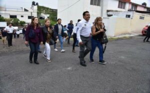Anuncia Luis Nava reparación de 16 calles de la colonia Loma Dorada | Obtura fotografos