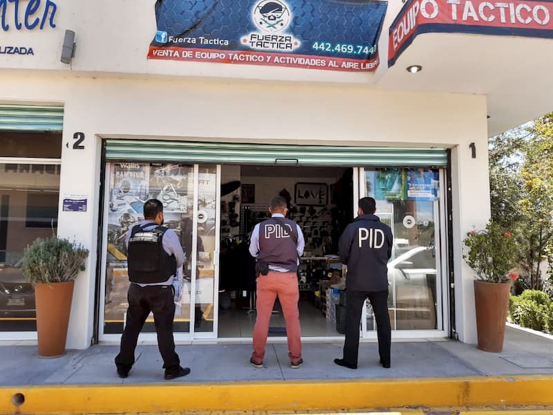 Aseguran negocios de venta de insignias policíacas, 2 detenidos en Querétaro