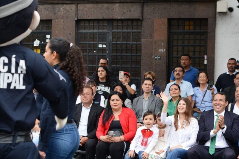 Roberto Cabrera atestigua Desfile Civico Militar con motivo del 214 Aniversario del Inicio de la Independencia de Mexico